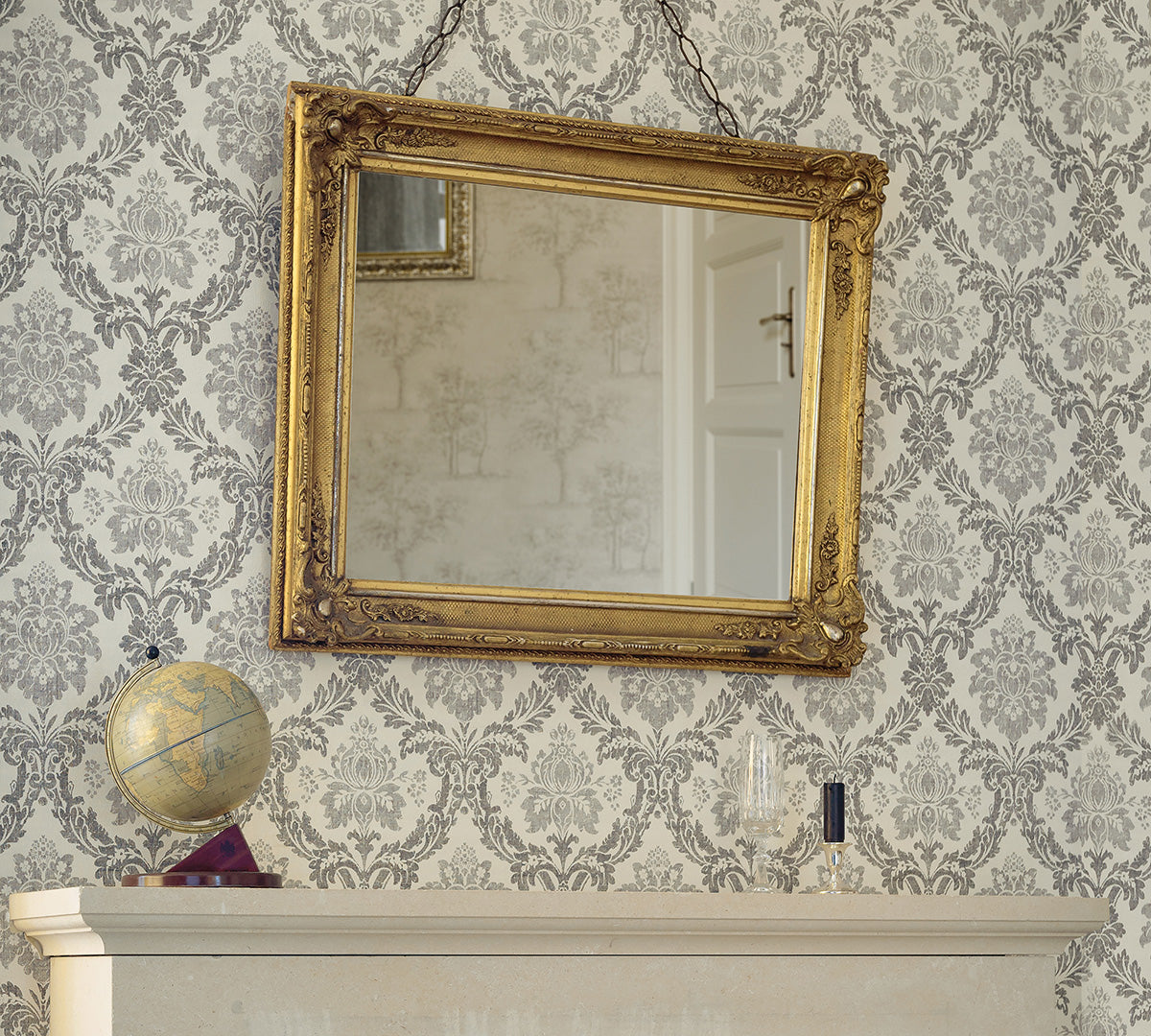 Baroque wallpaper in the interior of the room