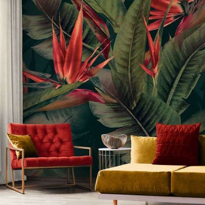 Wallpaper with tropical motifs in the interior