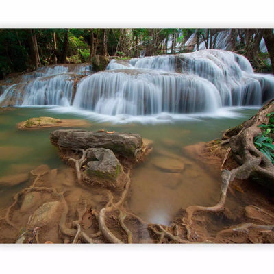 Фотообои с красивым водопадом, привлекающим множество путешественников. Г-АРТ