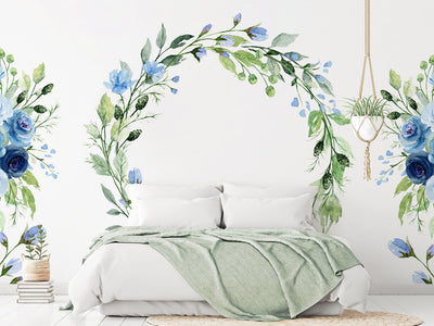 Romantiskas fototapetes guļamistabai ar zilām rozēm uz balta fona G-ART
