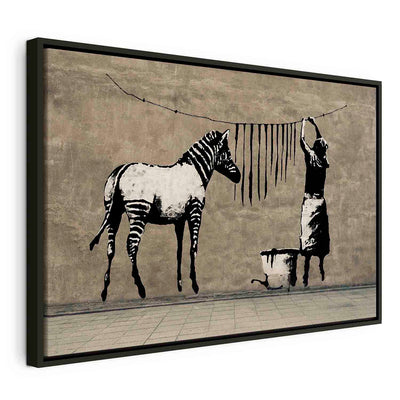 Glezna melnā koka rāmī - Banksy: Zebra uz betona - nopirkt G ART