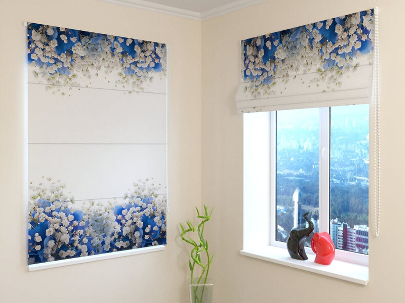 Blinds with flowers: Elegant floral arrangement in blue and white Tapetenshop.lv